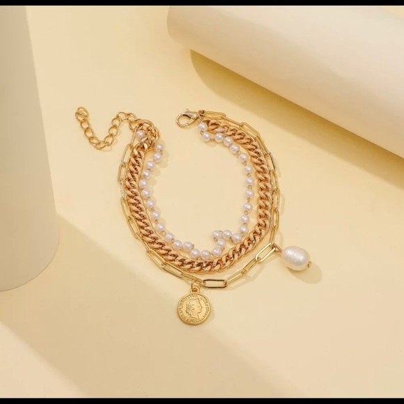 Gold Bracelet with pendant - Picture 3 of 5